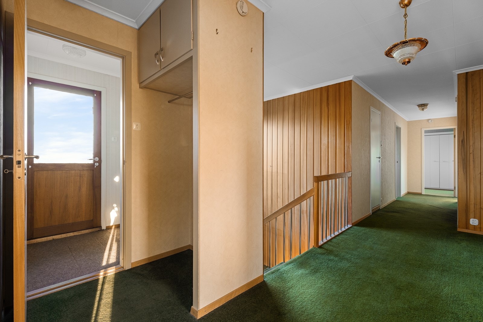 Gang i hovedetasjen med utgang. Galleribilde