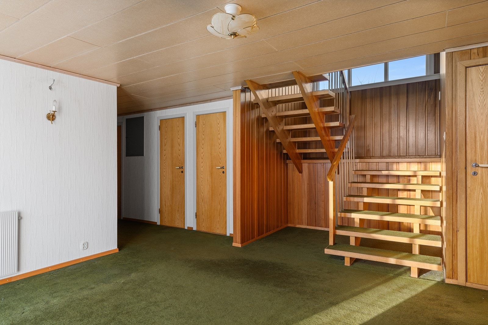 Romslig gang med trapp opp til hovedetasjen. Galleribilde