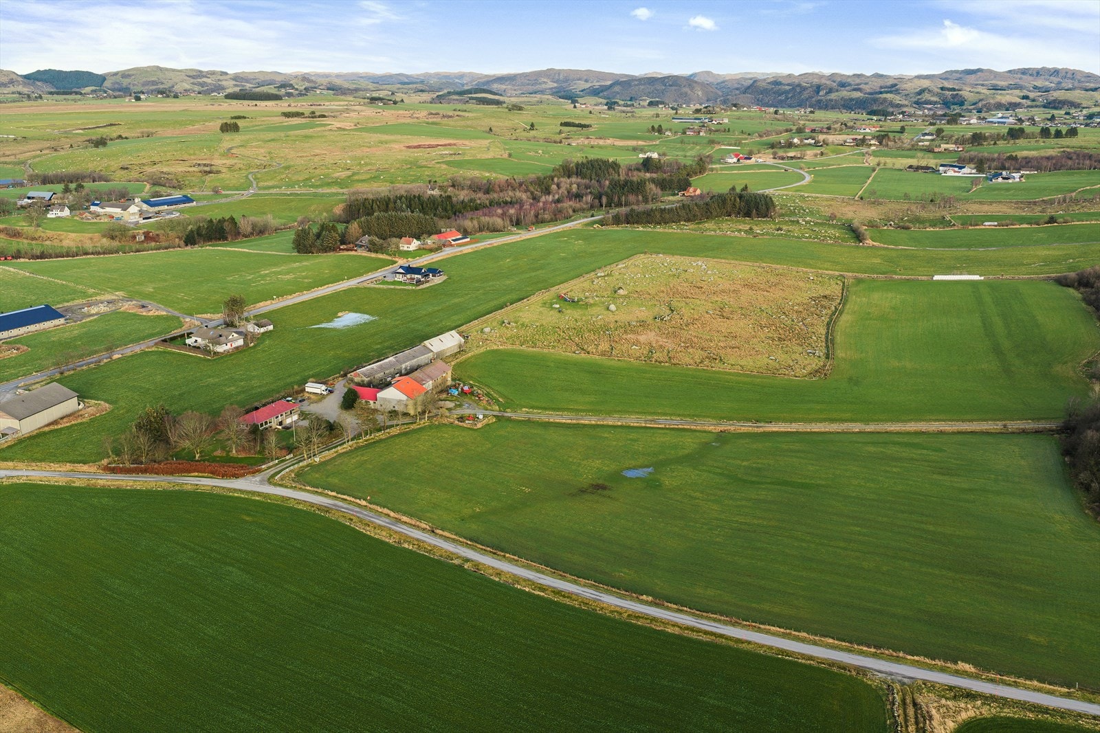 Eiendommens areal er på ca 329,9 daa ihht. gårdskart hvorav: 112,9 daa er dyrket jord, 81,6 daa innmarksbeite, 16,3 daa skog, 112,4 daa annet areal og 6,6 daa tun Galleribilde