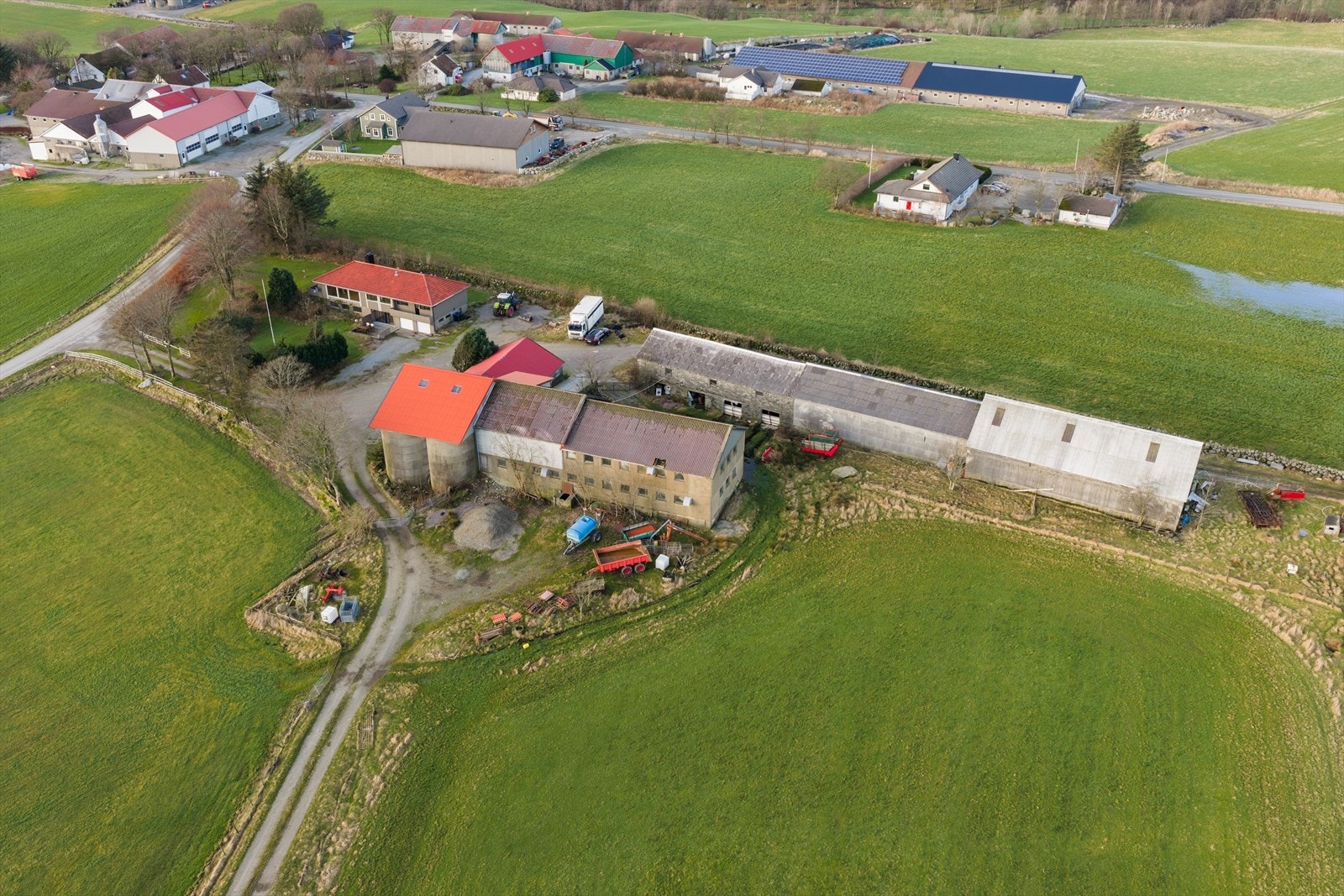 I tilleg til våninghus og driftsbygning er det sauhus, redskapshus og høylager. Galleribilde