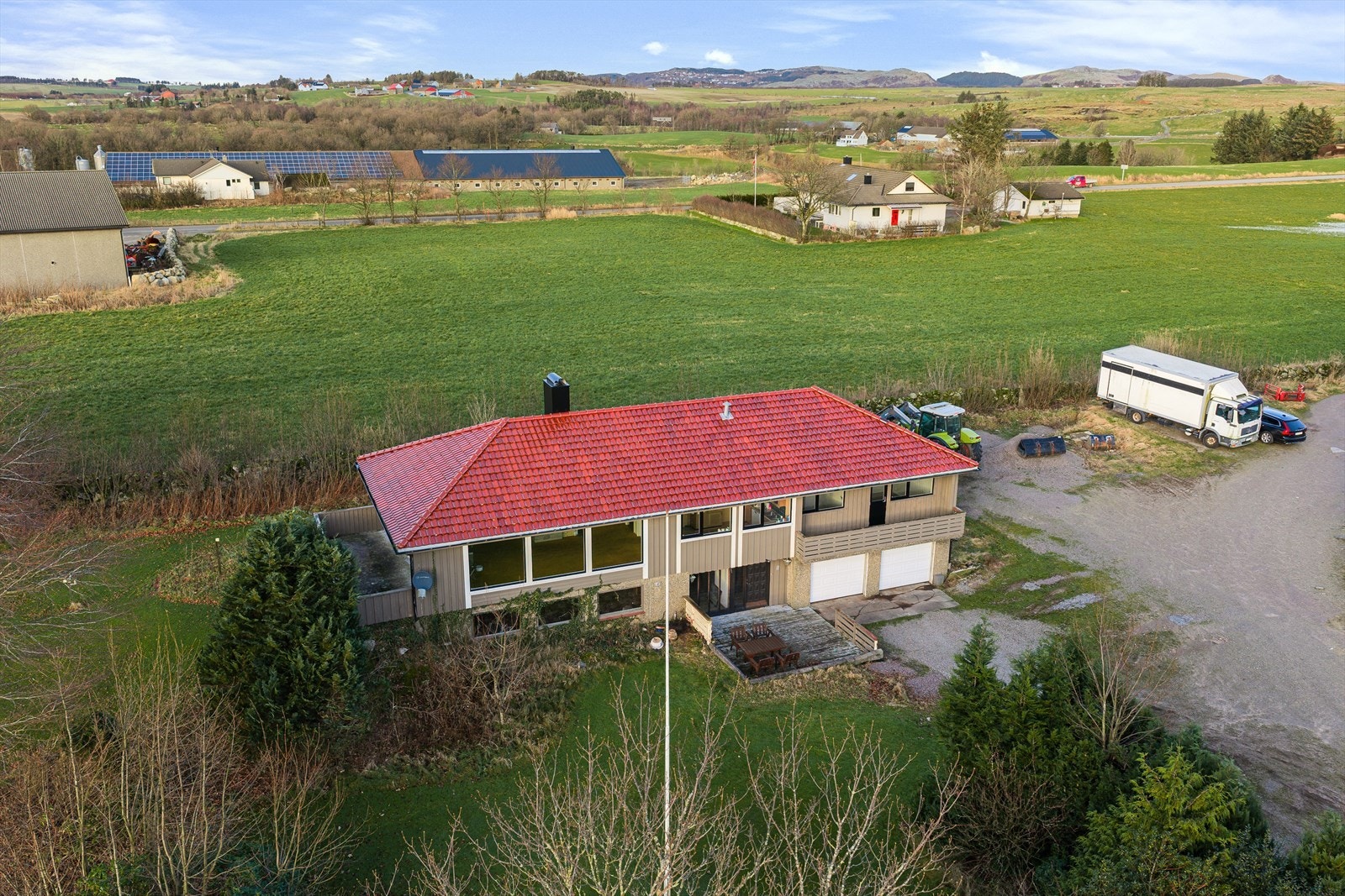 Våningshus oppført i 1971 - trenger oppussing og modernisering. Galleribilde