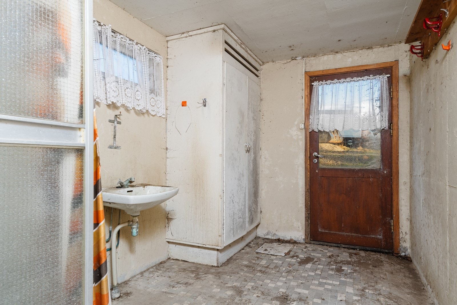 Bakgang som er innredet med dusj og vask. Galleribilde