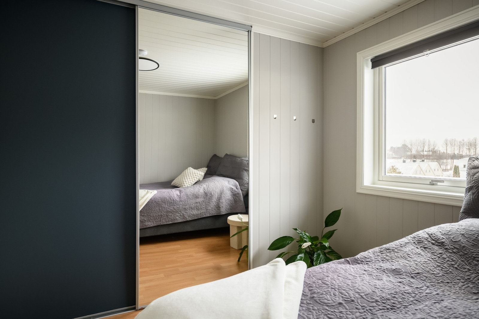 Det nyere vinduet gir godt lys og bedre isolering. Galleribilde