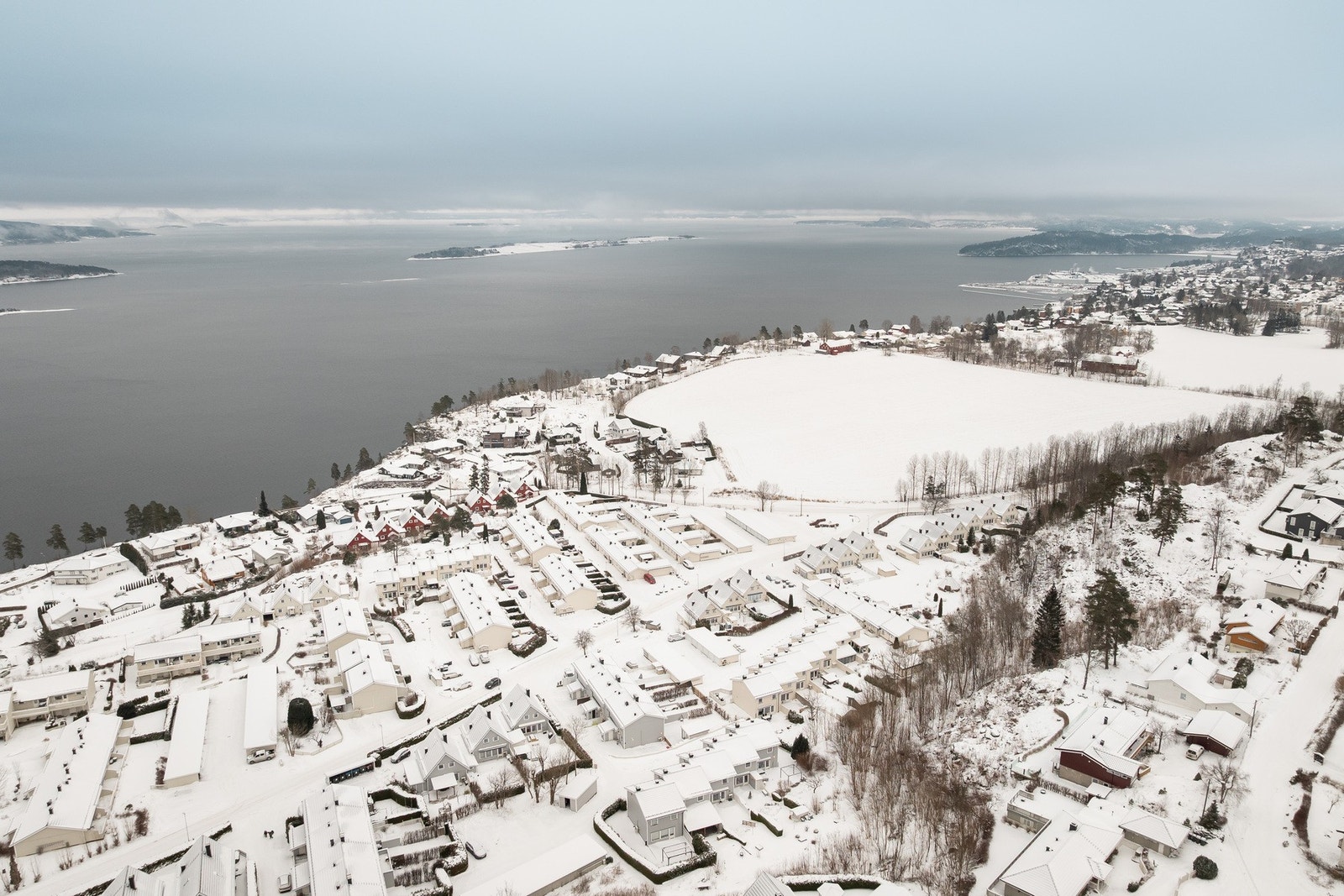 Boligen ligger fint til i rolige omgivelser. Galleribilde