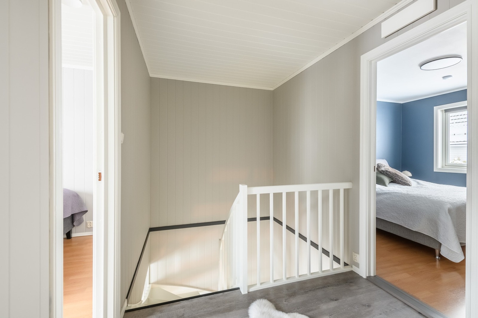 Det er mye naturlig lys gjennom hele boligen. Galleribilde