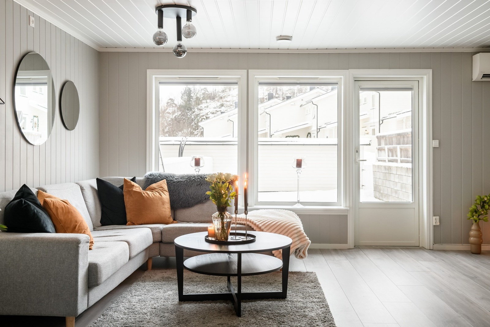 Utgangen til terrassen gjør rommet praktisk i bruk, spesielt på varme dager. Galleribilde