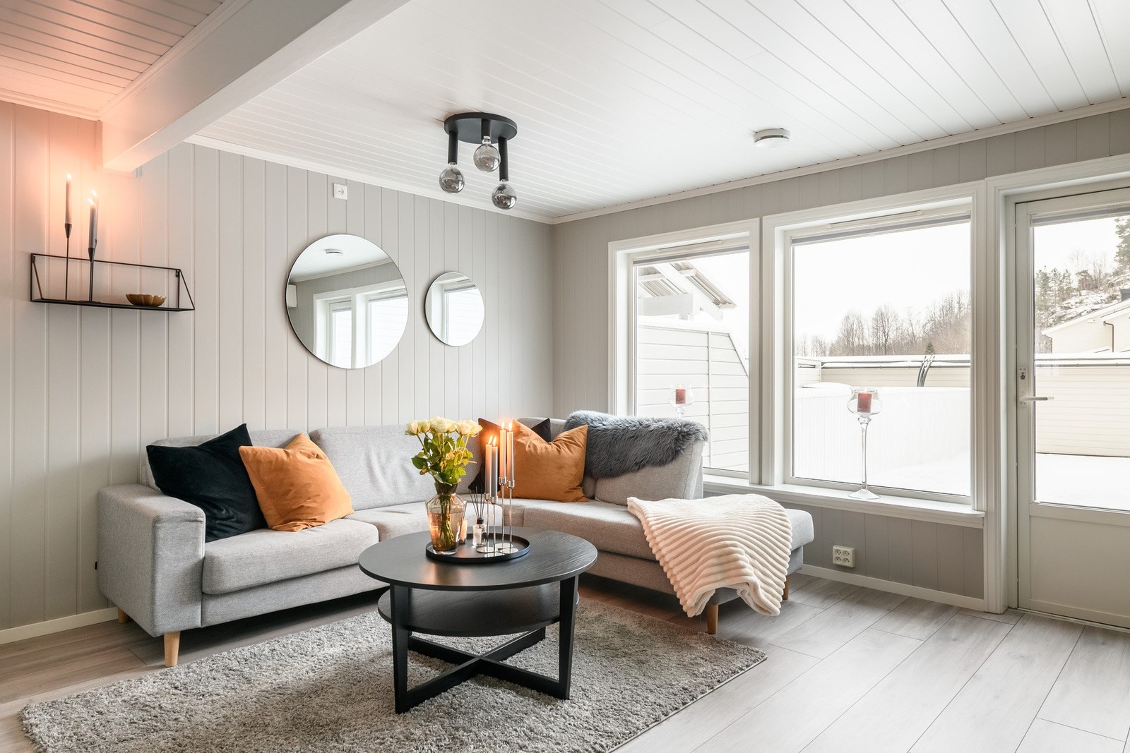 Lyset fra vinduene holder rommet lyst gjennom store deler av dagen. Galleribilde