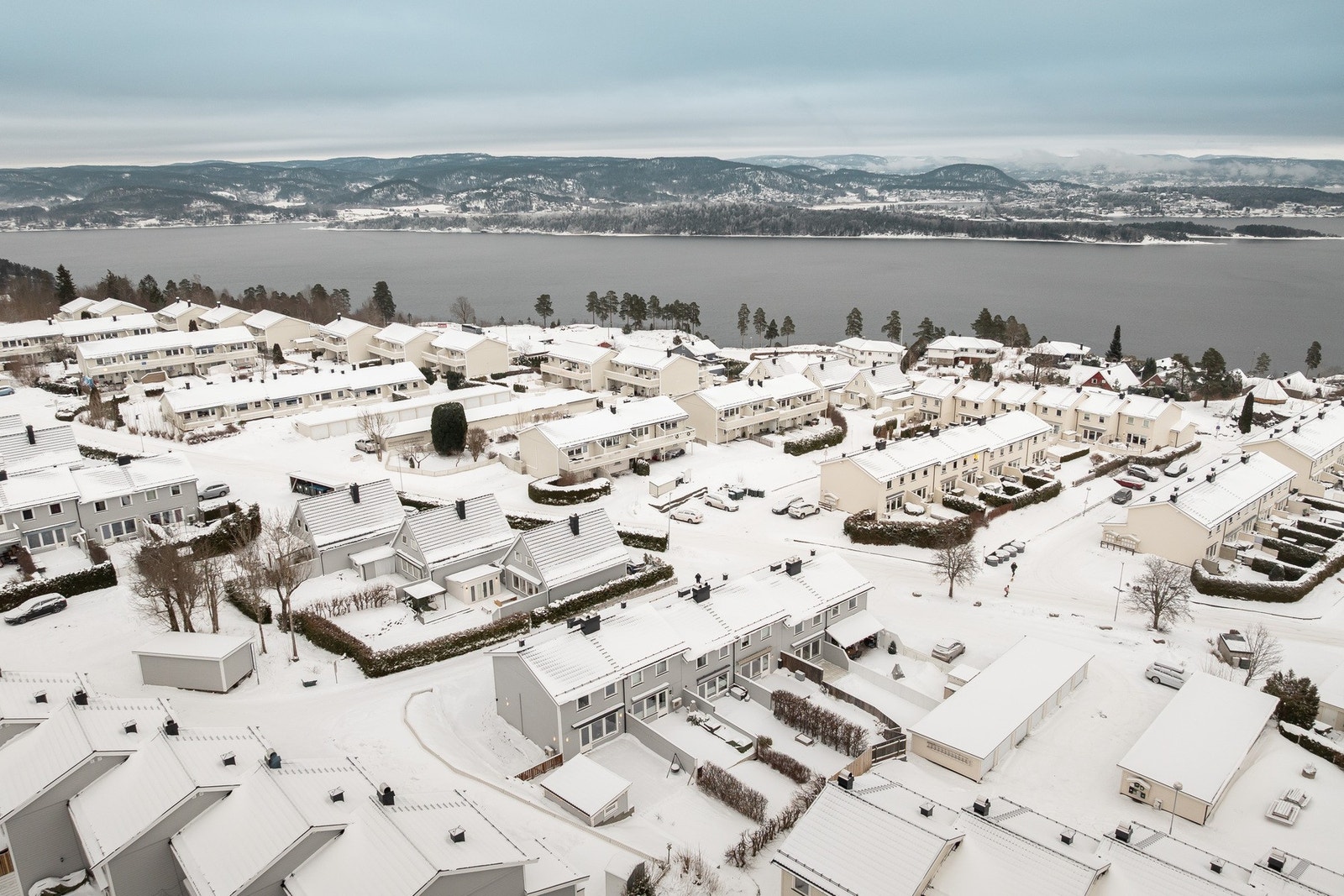 Skog og turstier ligger like ved, og gir gode muligheter for aktivitet året rundt. Galleribilde