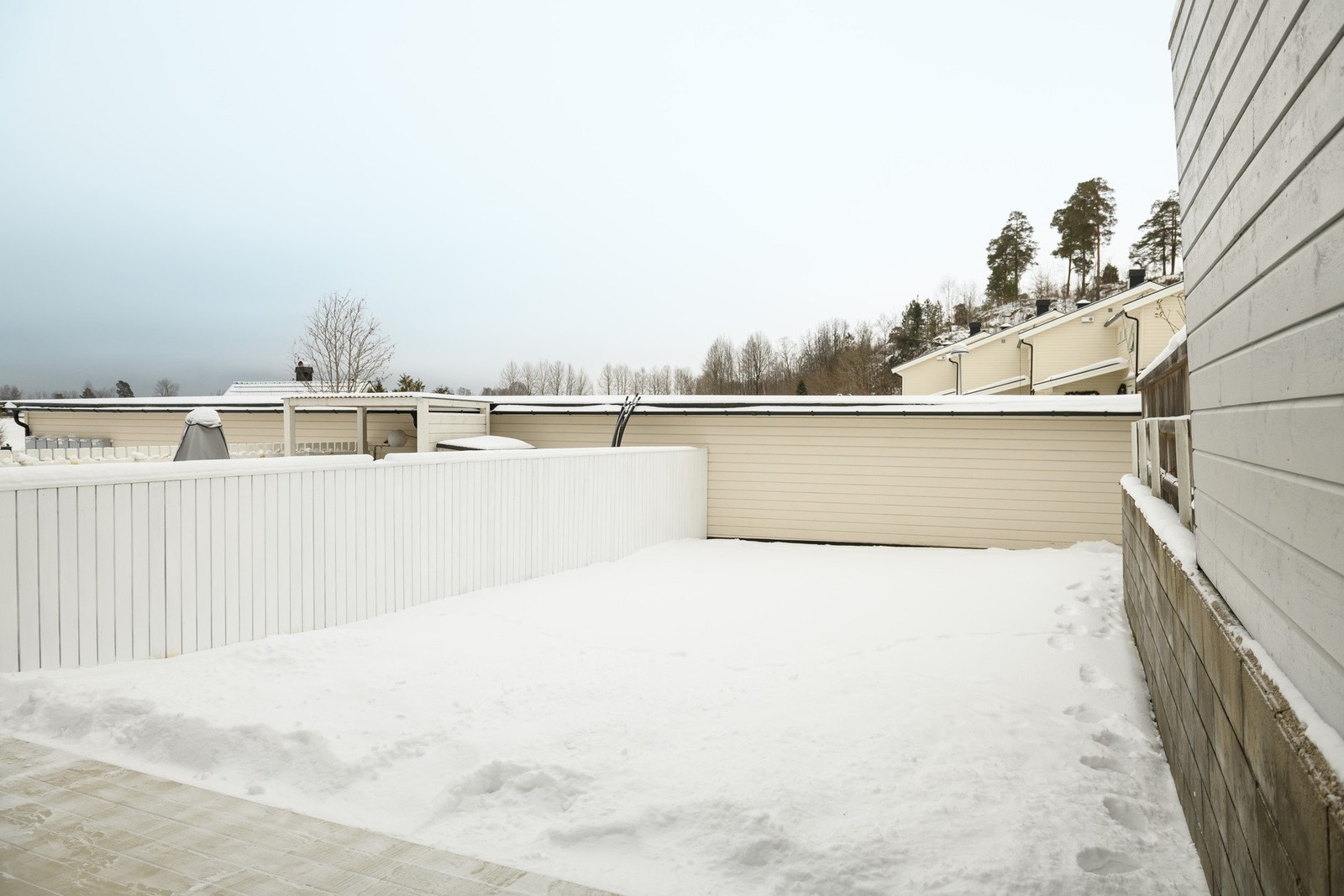 Uteplassen er romslig og har god plass til både grill og sittegrupper. Galleribilde