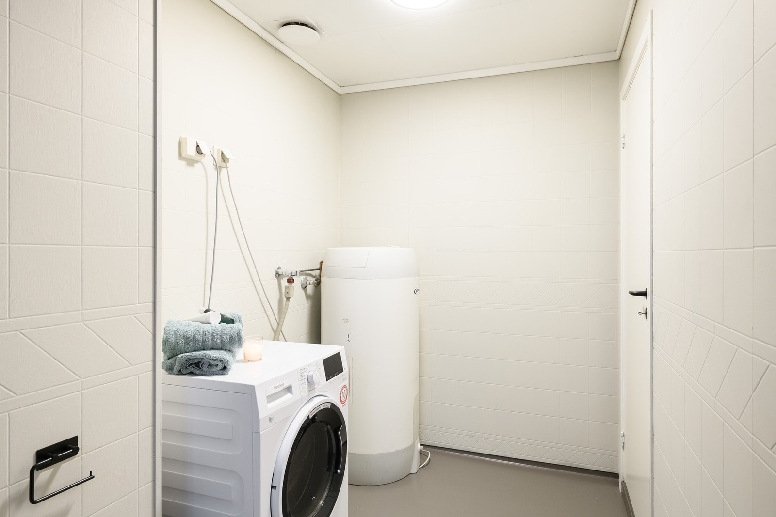 Rommet er lett å bruke i hverdagen, med god ventilasjon og enkel adkomst fra soverommene. Det fungerer som et samlet vaskerom og baderom, noe som gir en effektiv utnyttelse av plassen. Galleribilde