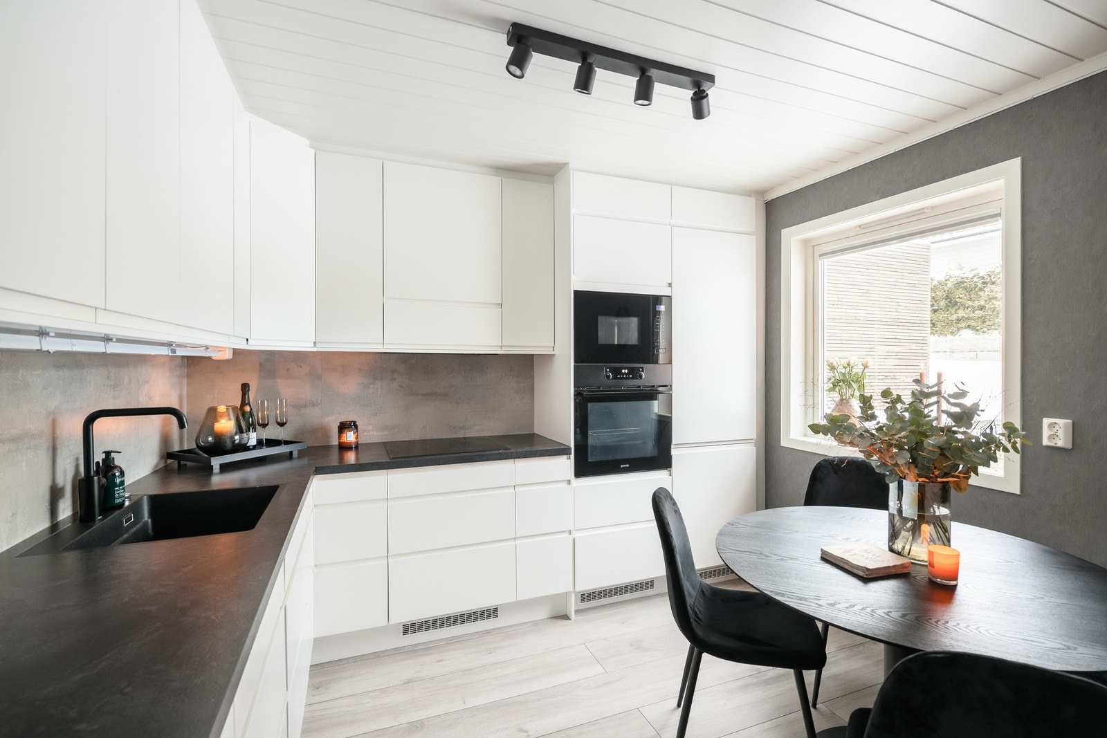 Nytt kjøkken i fra 2021 og har en moderne innredning med integrerte hvitevarer. Galleribilde