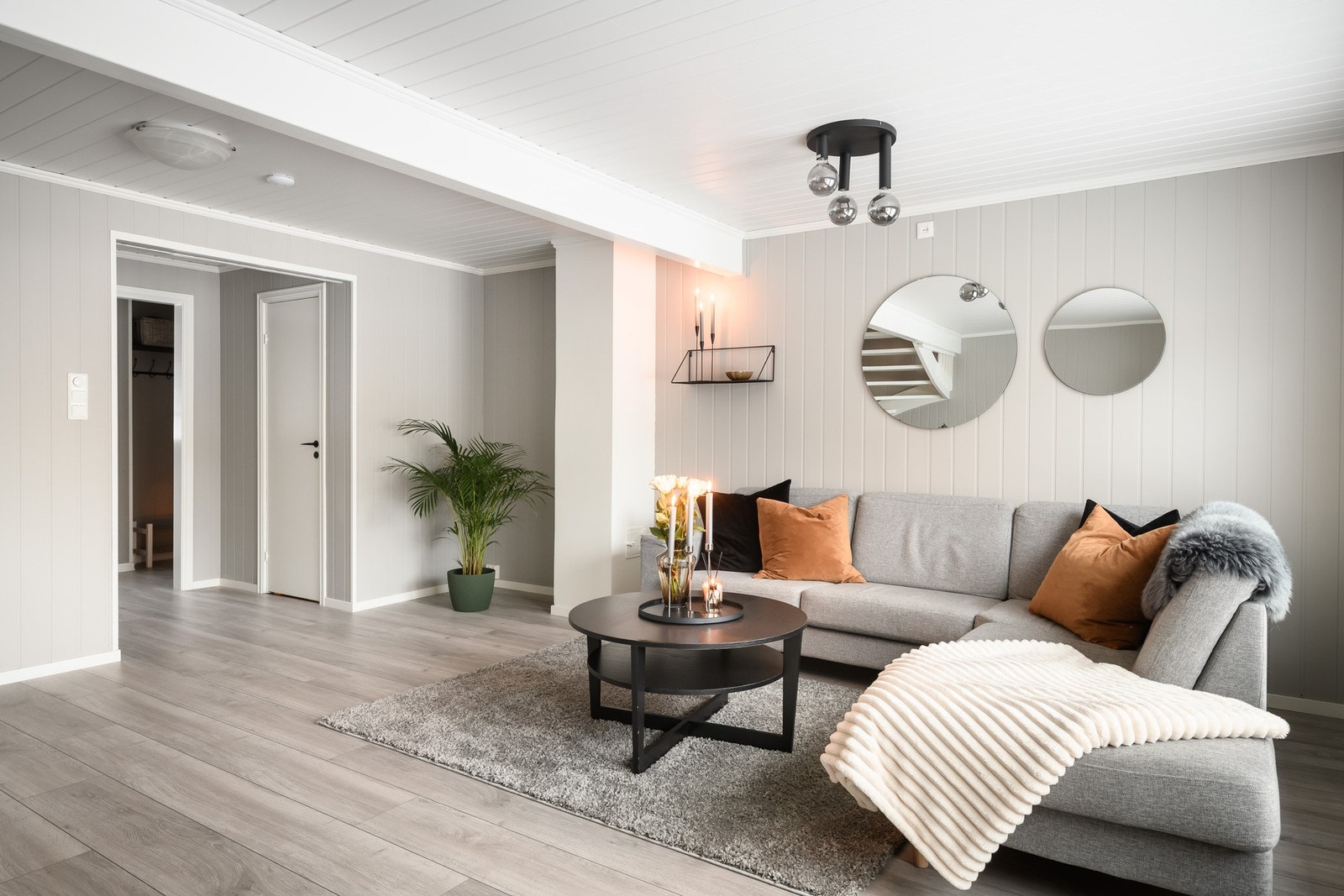 Det er god plass til sofagruppe, uten at rommet føles trangt. Galleribilde