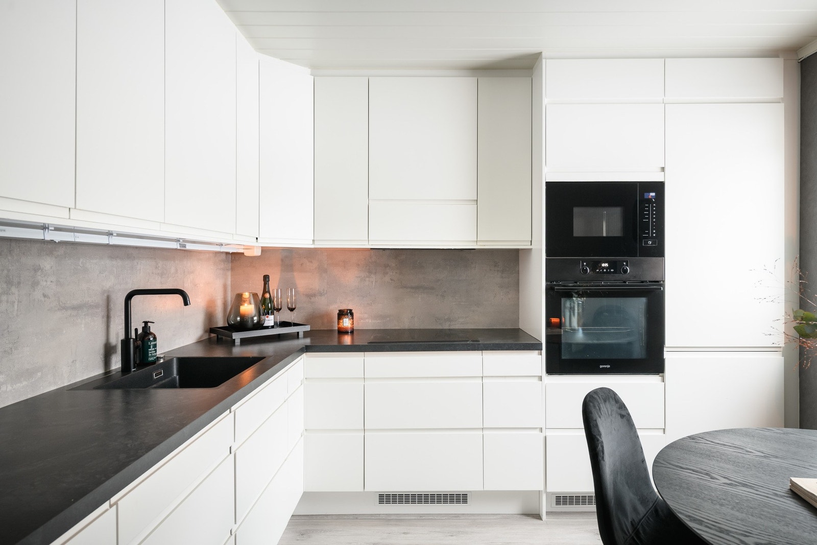 Benkeplassen er godt utnyttet, og du har god arbeidsflate til matlaging Galleribilde