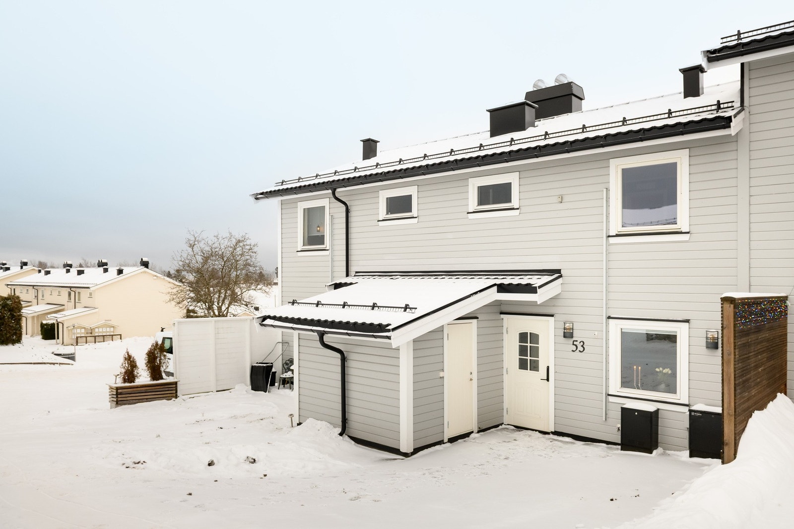 Et fint inngangsparti gir et godt førsteinntrykk. Fin uteplass også her. Galleribilde