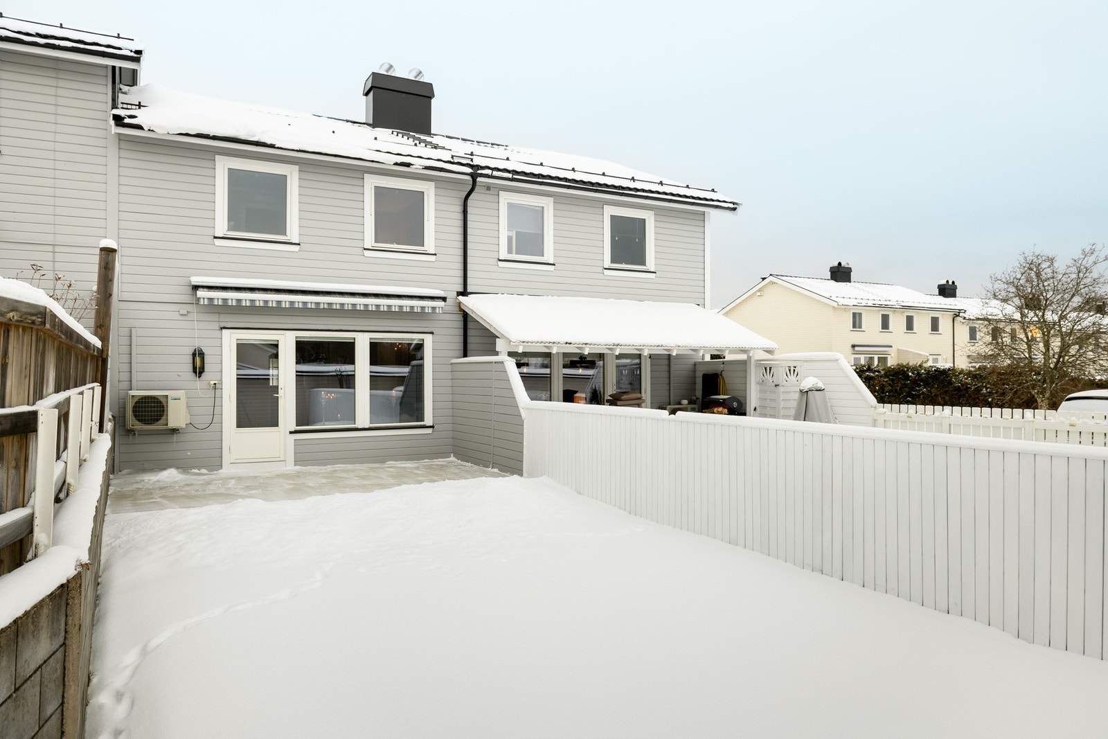 Sydvendt terrasse med svært gode solforhold. Galleribilde