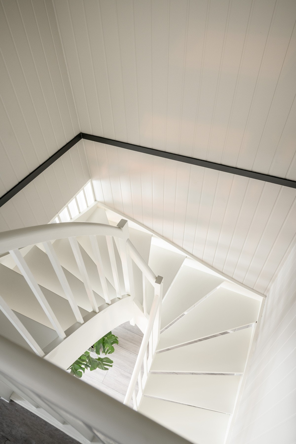 Den fungerer som et tydelig skille mellom oppholdsrommene nede og de mer private rommene oppe. Galleribilde