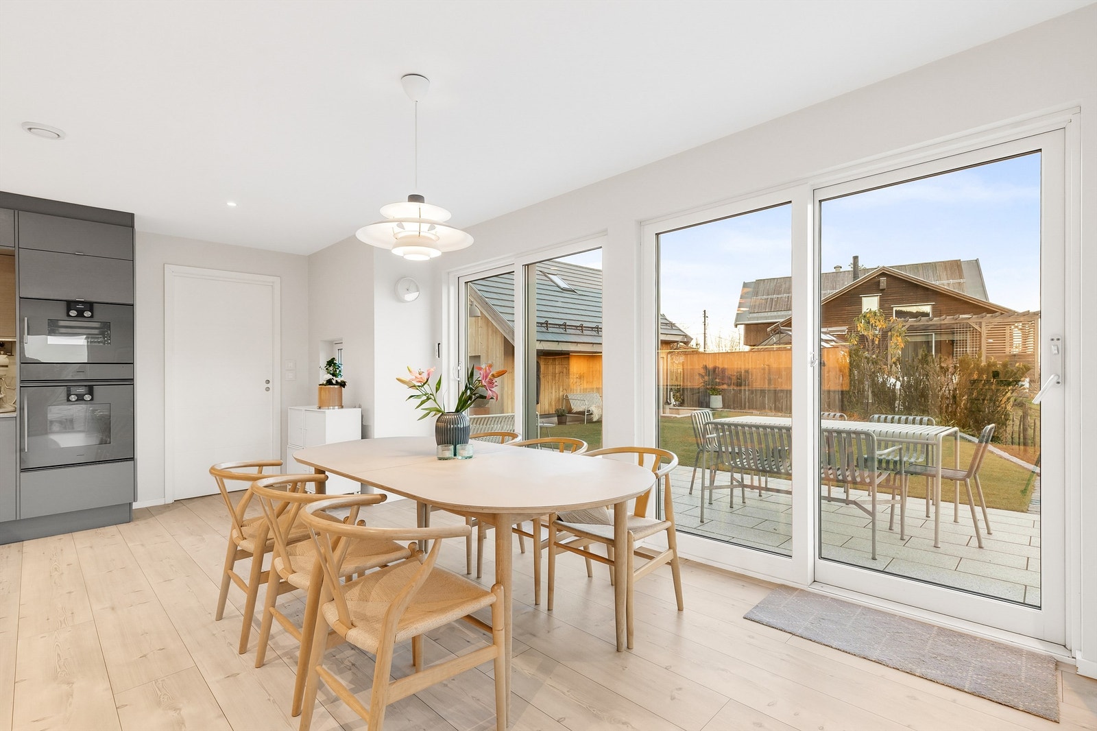 Fra spisestuen har du en flott utsikt mot den tilhørende hagen og utover. Galleribilde