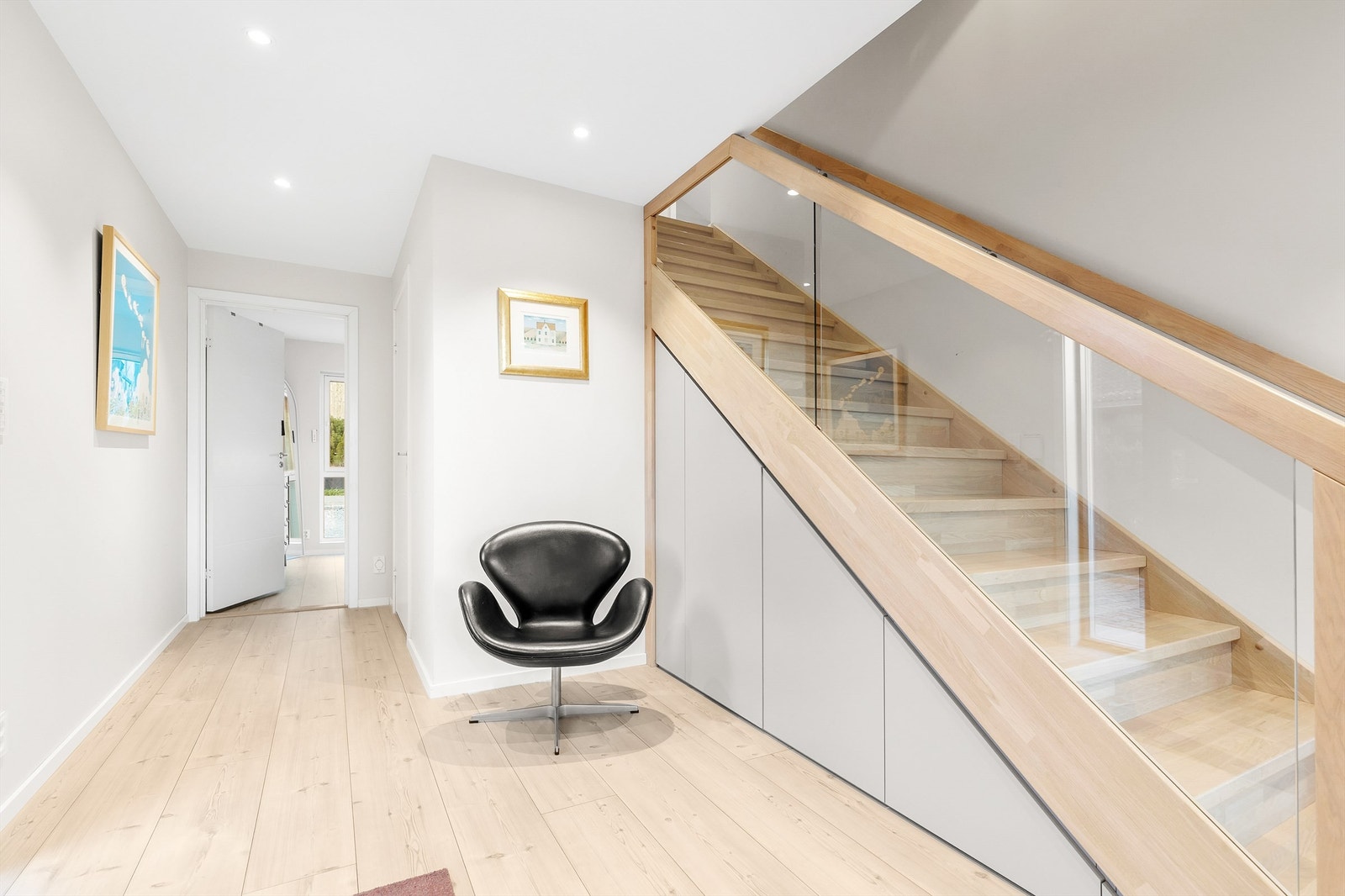 Langs veggen er det innebygd skapplass under trappene. Galleribilde