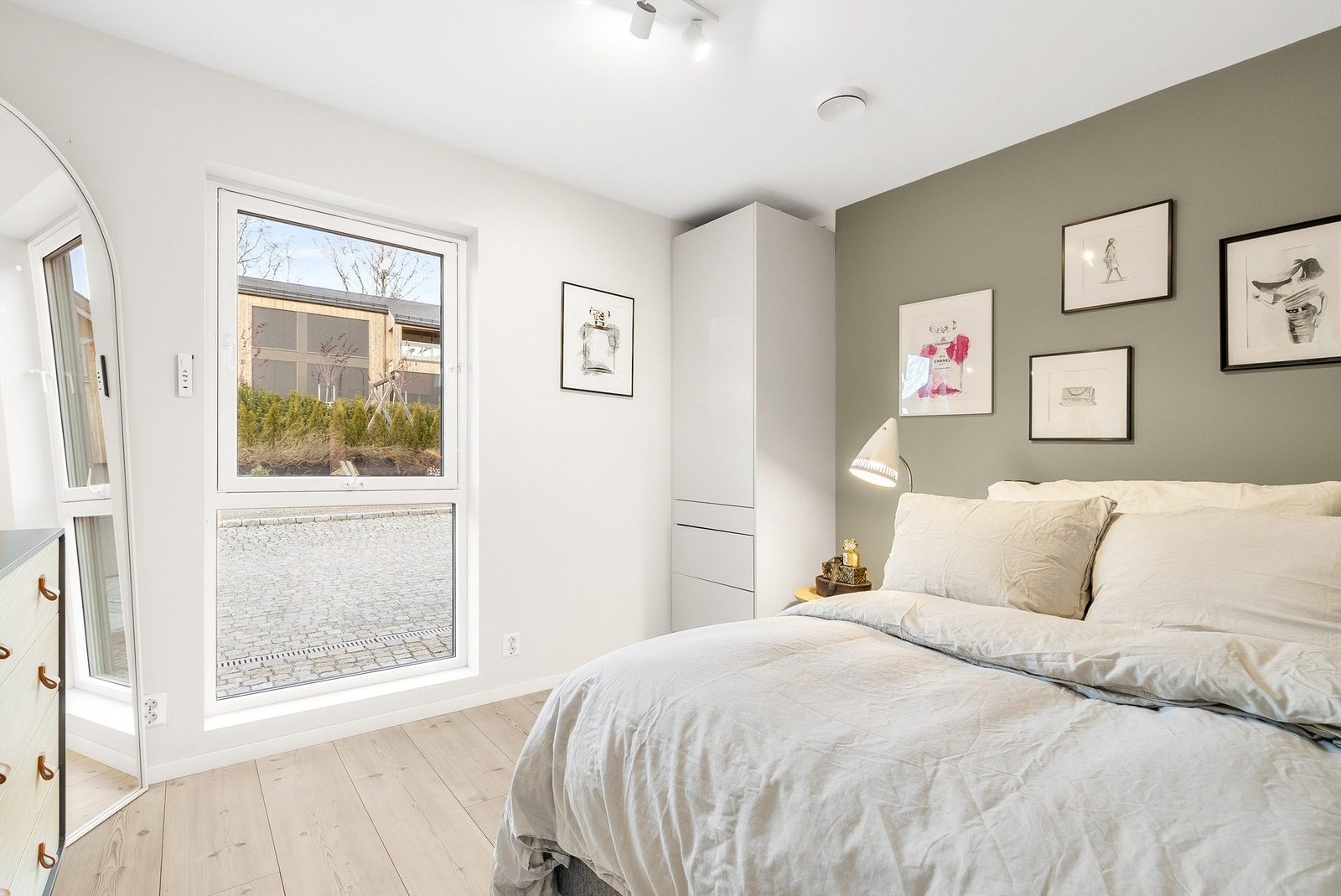 Soverom 1 finner vi i 1 etasje. På soverommet er det god plass til dobbeltseng og nattbord på hver side. Galleribilde