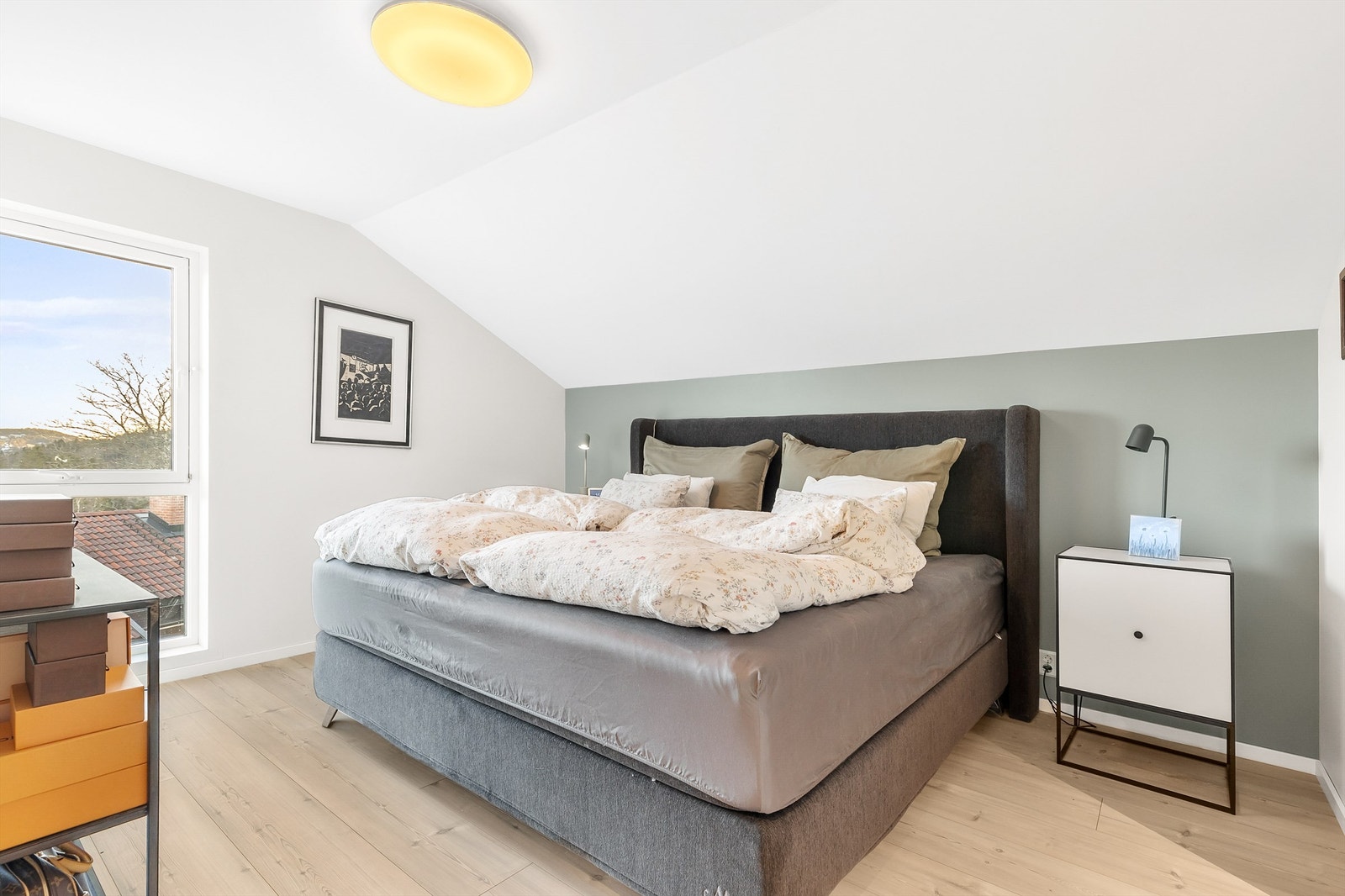 På hovedsoverommet er det plass til dobbeltseng samt nattbord på hver side. Galleribilde