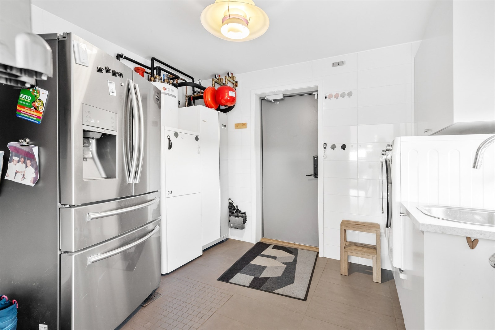 Vaskerom fra byggeår, med egen inngang. Flislagt gulv med gulvvarme. Galleribilde