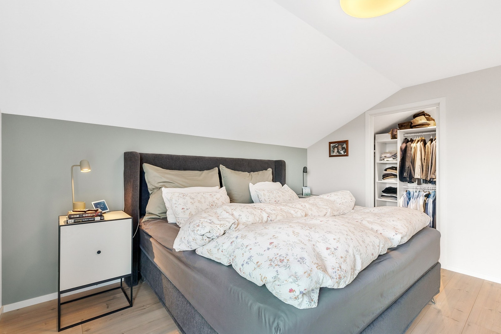 Det er tilgang til et eget walk-in-closet på rommet. Galleribilde