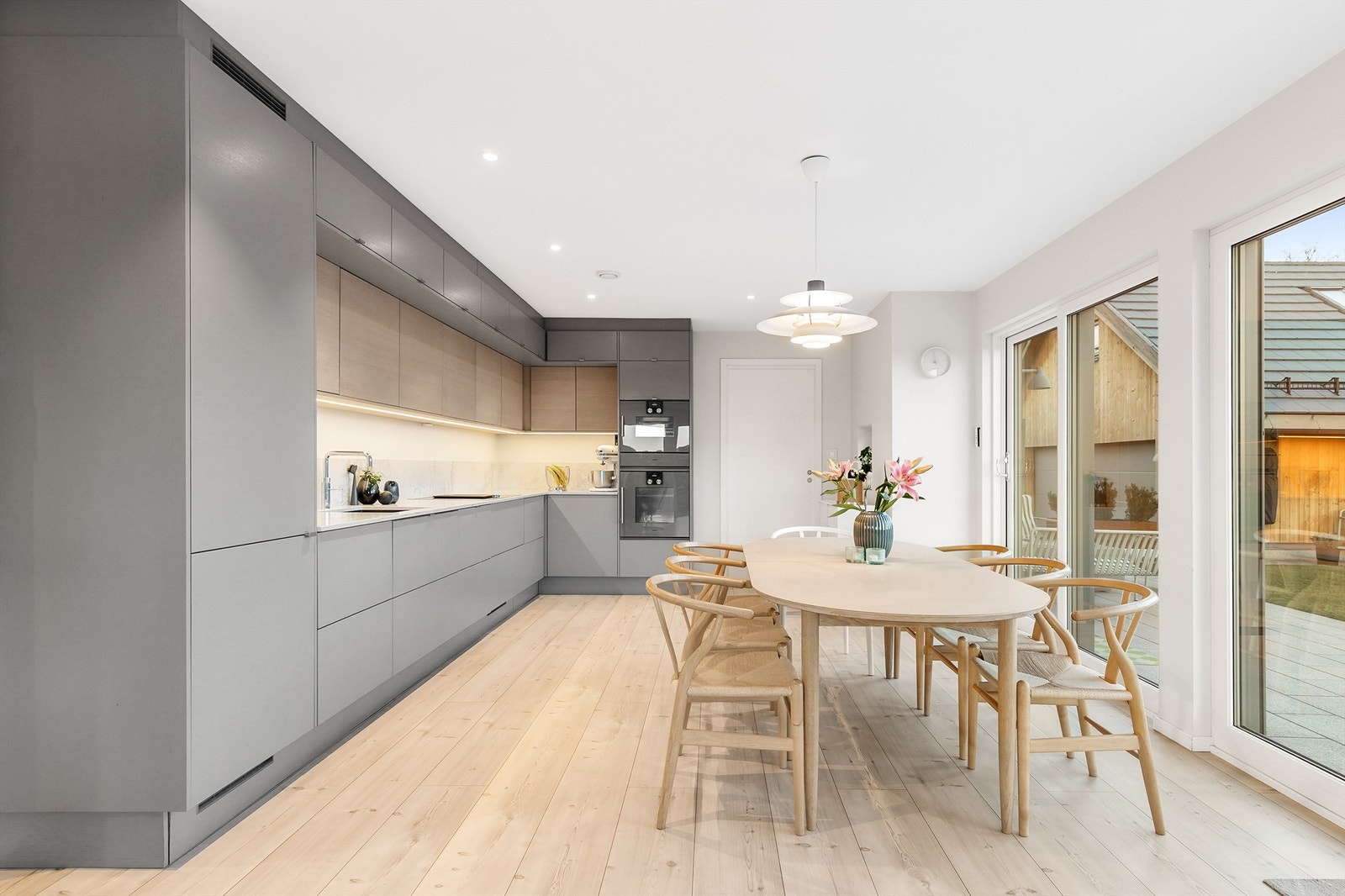 Nydelig kjøkken med god plass til stort spisebord. Moderne Sigdal kjøkkeninnredning med slette fronter. Galleribilde