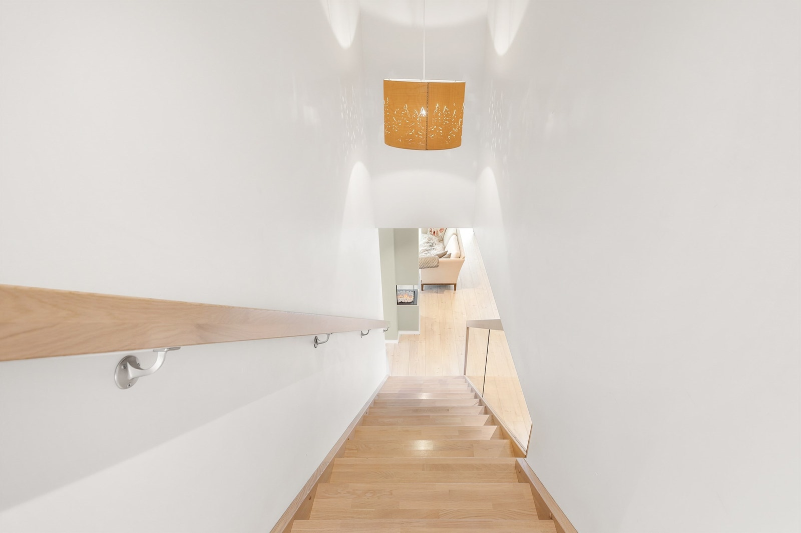 Videre opp i 2 etasje er det stue, baderom, bod og fire soverom. Galleribilde