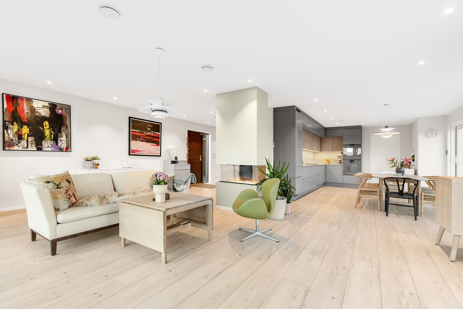 Den åpne stue- og kjøkkenløsningen er romslig og luftig, og gir en romslig romfølelse. Galleribilde