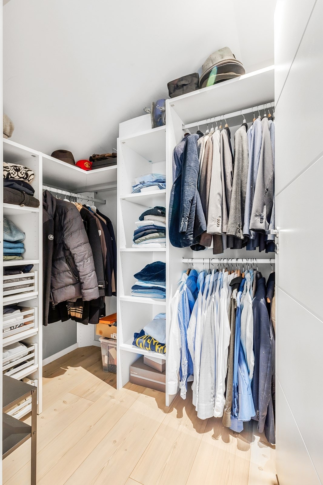 Walk-in-closet for oppbevaring av klær. Galleribilde