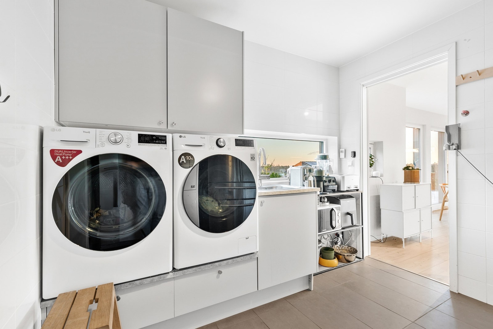 Vaskerom fra byggeår, med egen inngang. Flislagt gulv med gulvvarme. Galleribilde