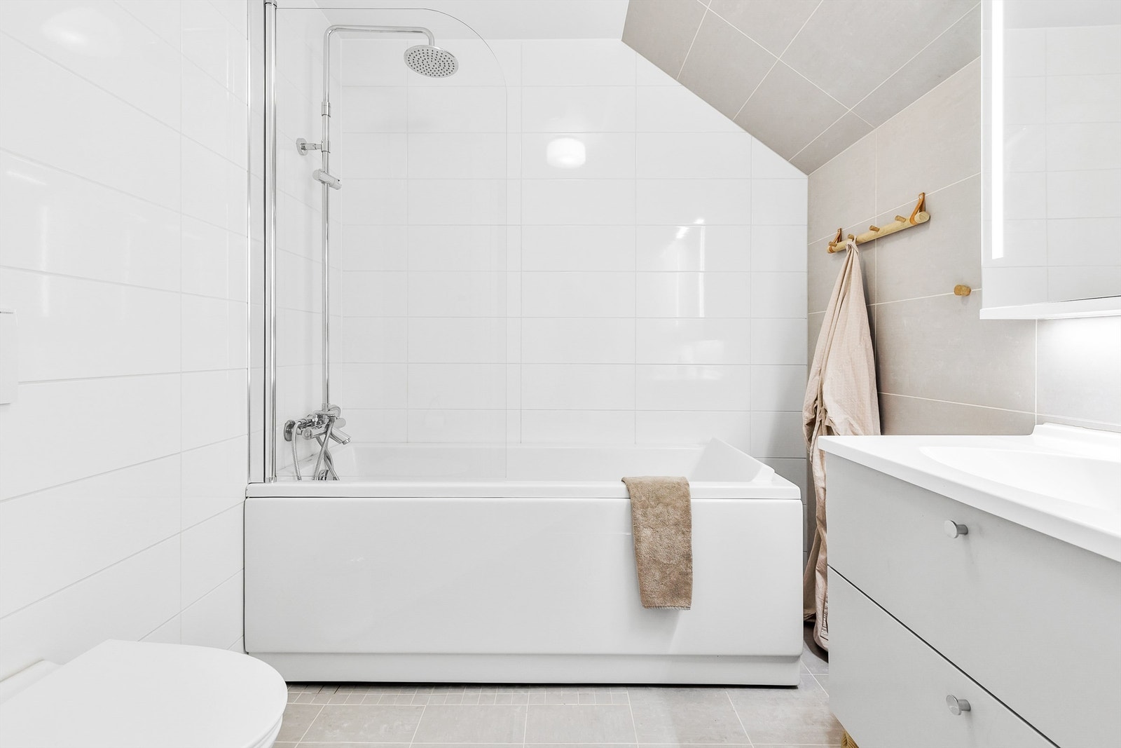 Lyst og fint baderom. Flislagt gulv med gulvvarme. Galleribilde