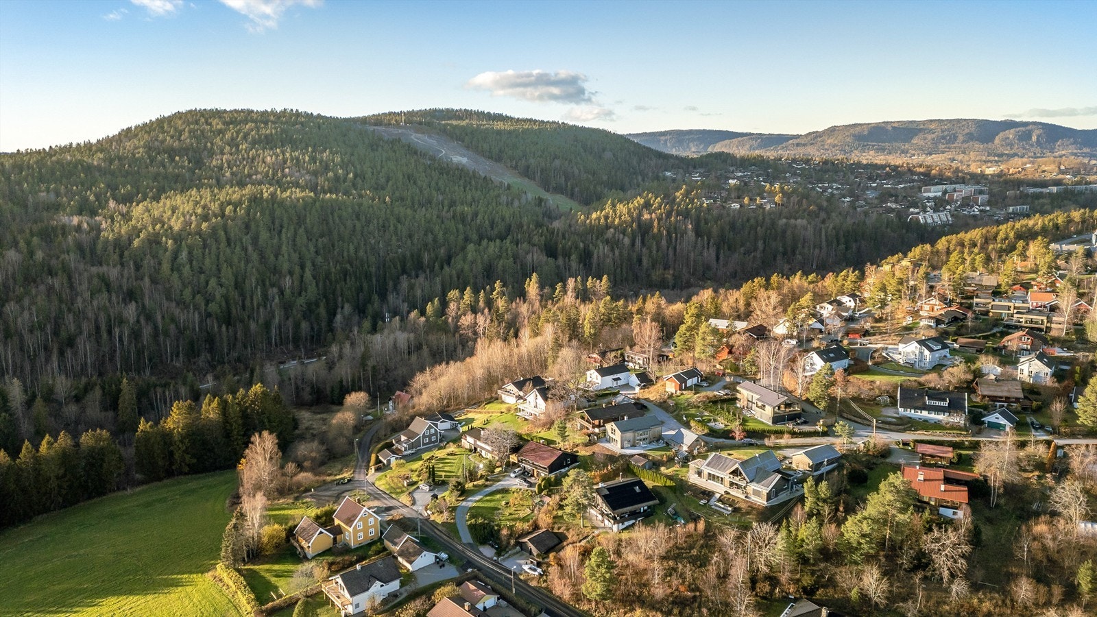 Eiendommen har en sentral beliggenhet med god tilgang til offentlig kommunikasjon, og det er kun en kort kjøretur til Asker sentrum. Galleribilde