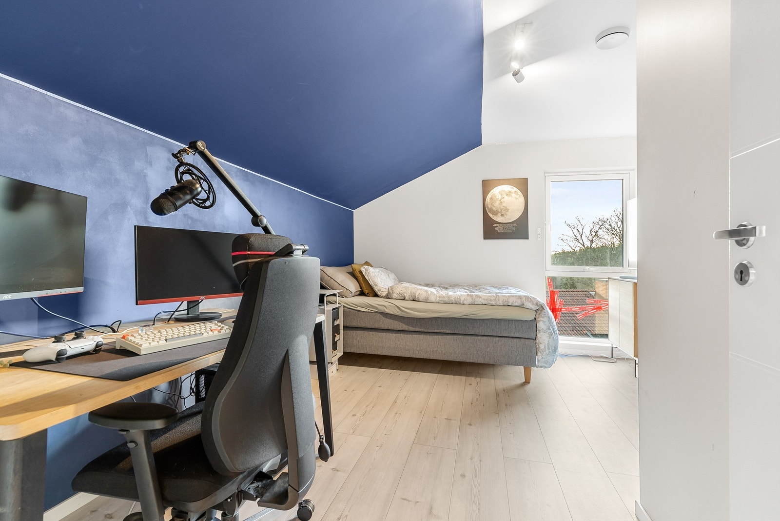 Det er plass til større dobbeltseng, skrivebord og kommode. Galleribilde