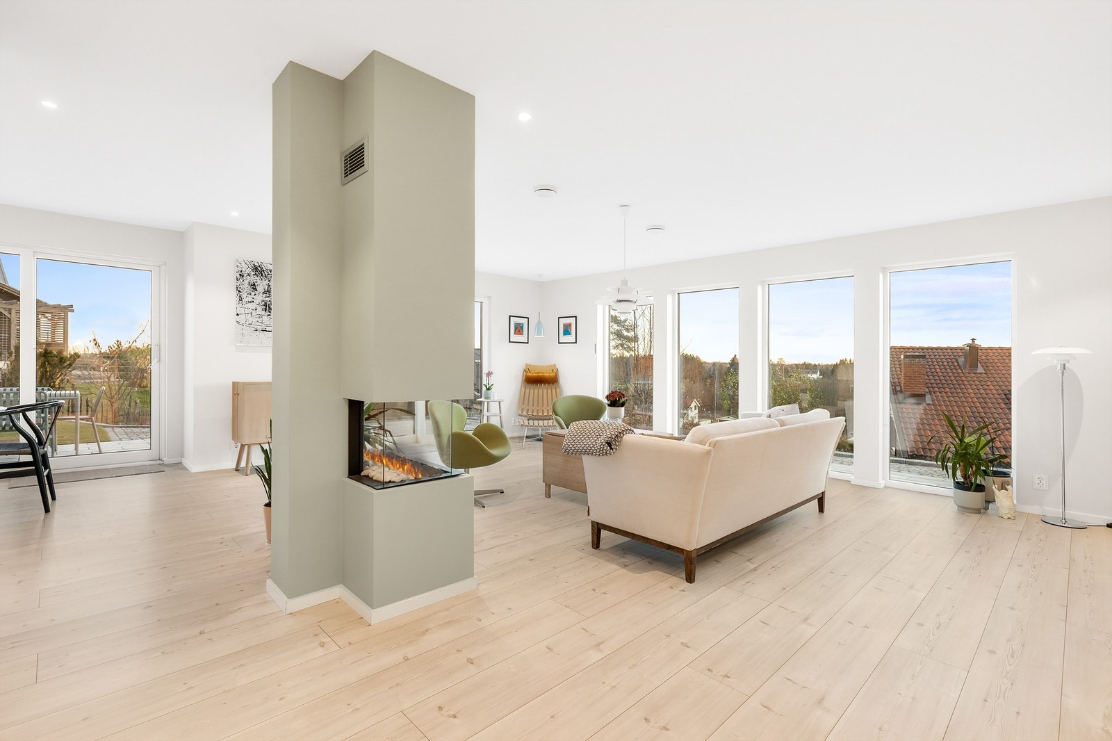 Det er en moderne gasspeis plassert i stuedelen. Galleribilde