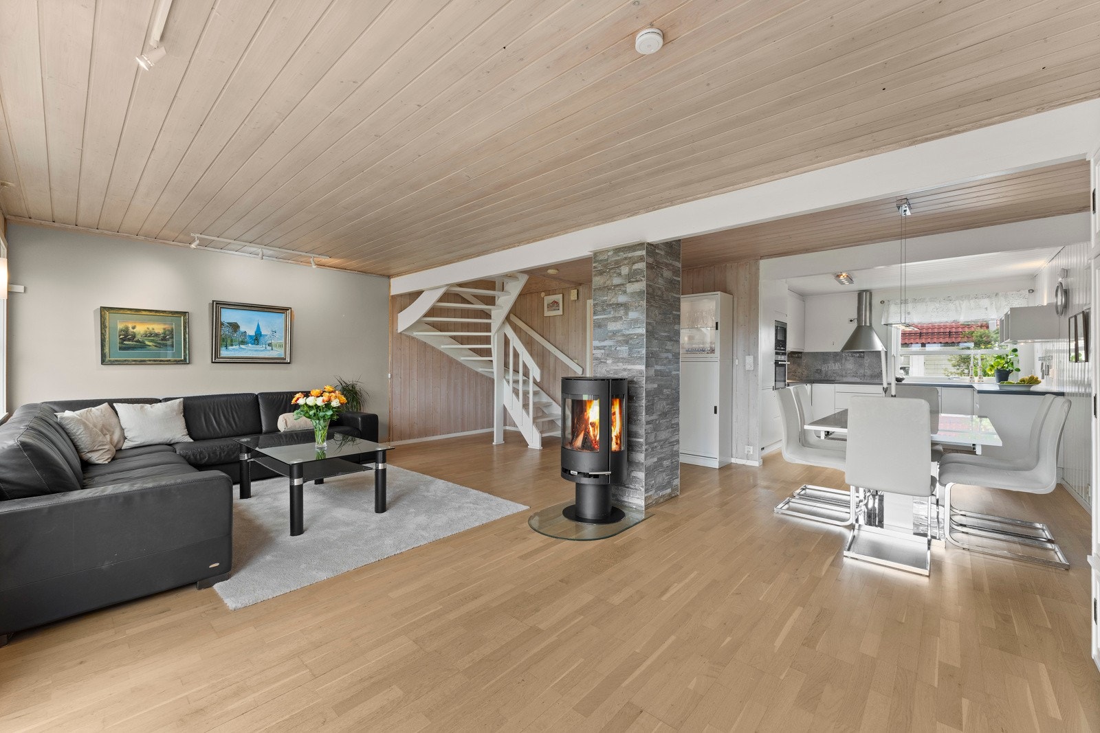 Boligen har en åpen stue- /kjøkkenløsning som skaper et luftig og sosialt oppholdsrom. Galleribilde