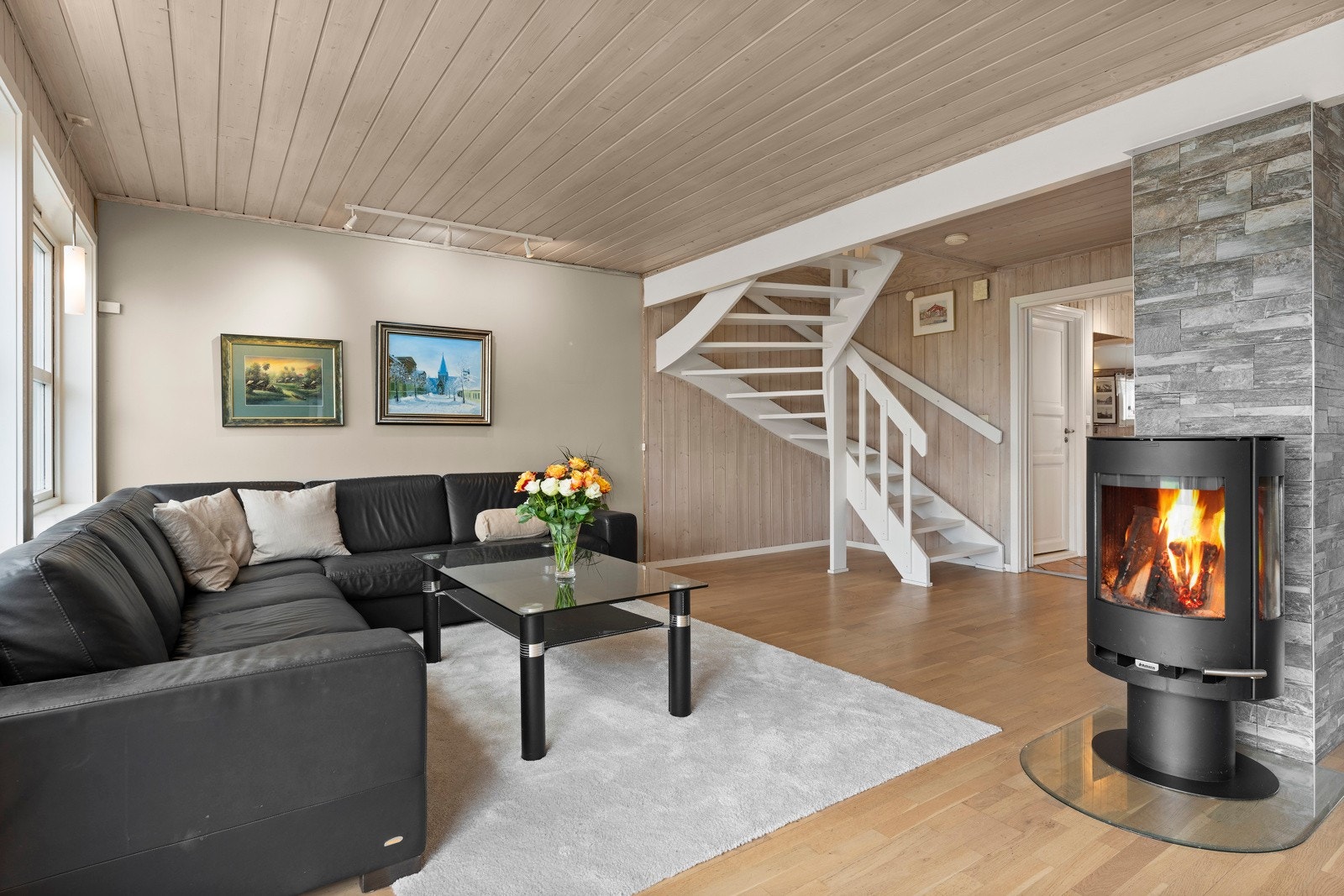 En frittstående vedovn bidrar til både med varme og hyggelig atmosfære. Galleribilde