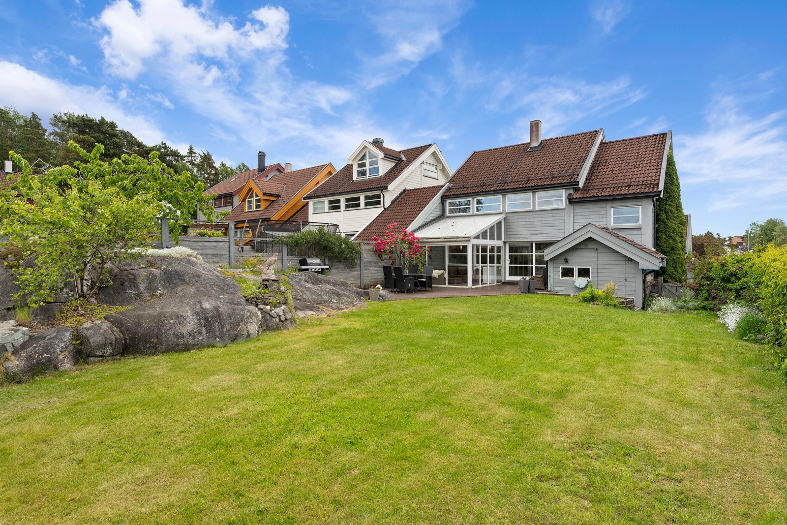 Den tilhørende hagen er pent opparbeidet med plen og diverse beplantning, og gir gode rammer for lek og rekreasjon. Galleribilde