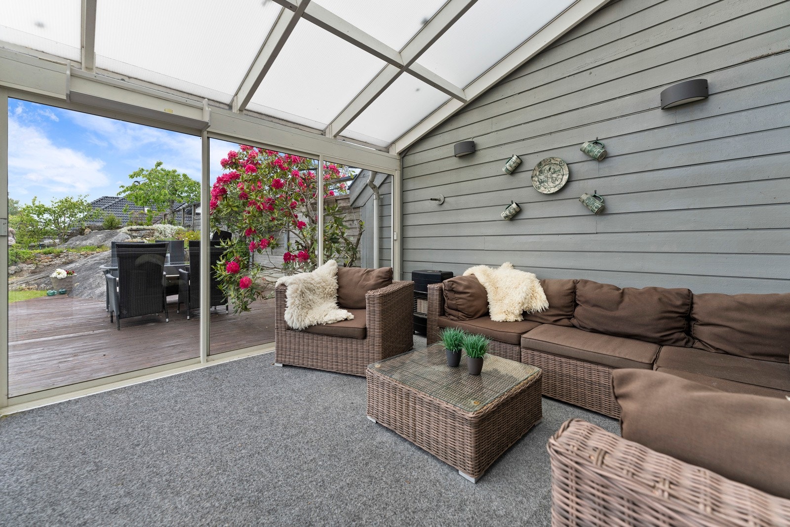 Her er det også en hyggelig utestue som forlenger utesesonger og gir en lun uteplass store deler av året. Galleribilde