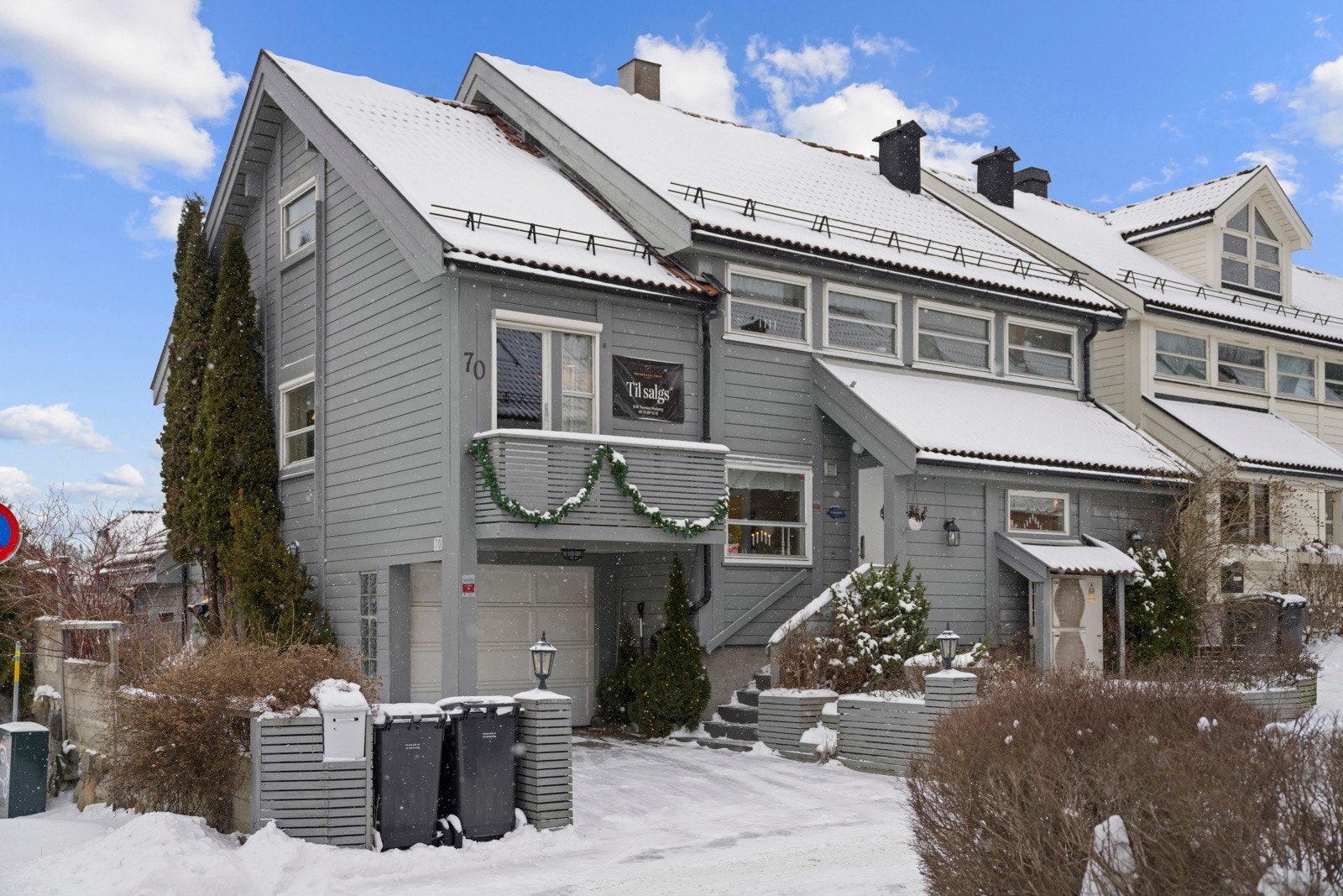 Dette er en pen og innholdsrik enebolig i kjede, beliggende i et attraktiv og barnevennlig boligområde på Tårnåsen. Galleribilde