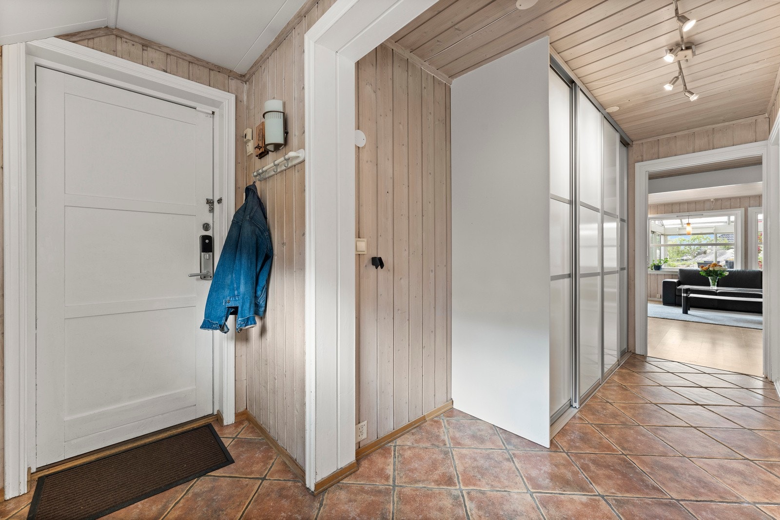 Videre inn i gangen er det innredet med en praktisk skyvedørsgarderobe for oppbevaring av klær, sko og annet utstyr. Galleribilde