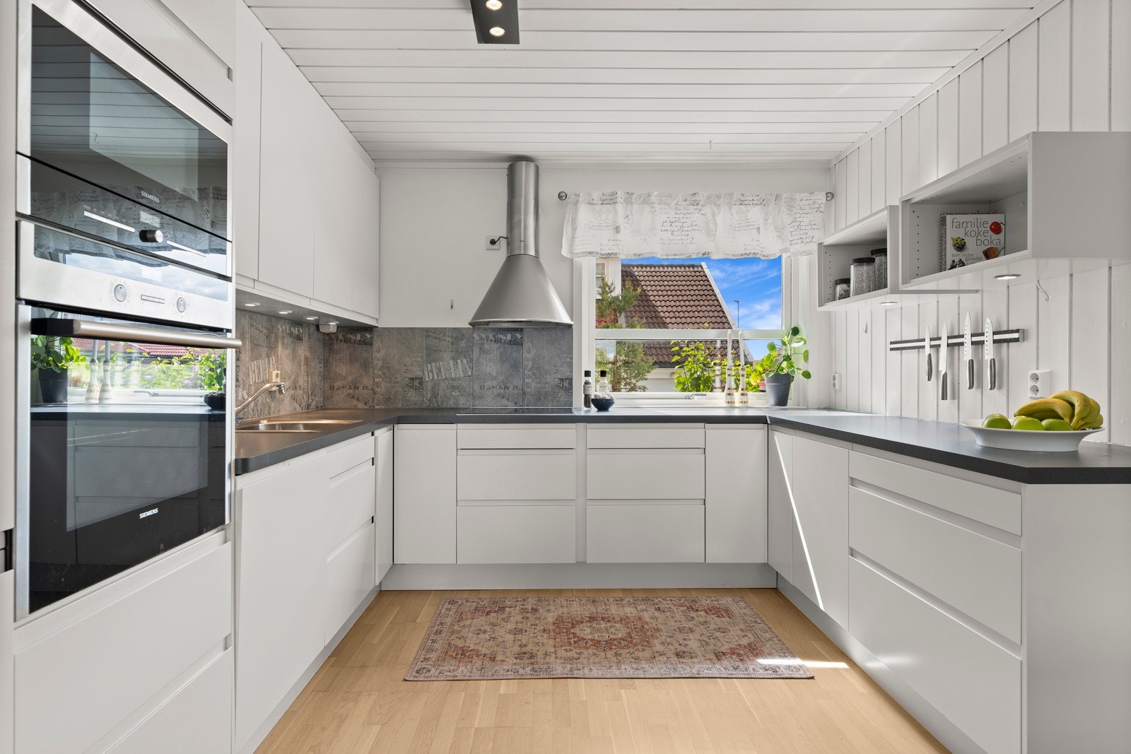 Kjøkkenet fra Norema fremstår pent og tidløst og er utstyrt med integrerte hvitevarer. Galleribilde