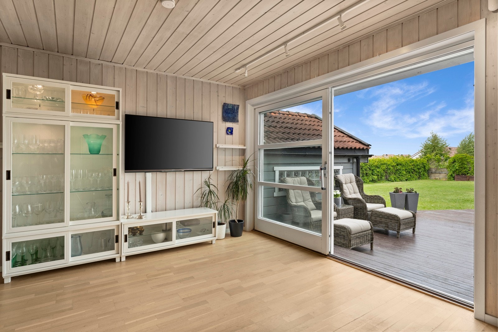 Stuen fremstår lys og innbydende med gode vindusflater som slipper inn rikelig med naturlig dagslys. Galleribilde