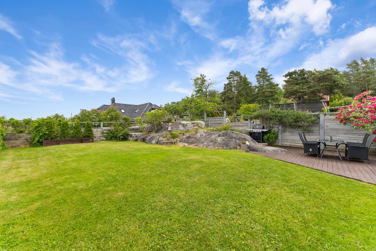 Hagen er pent opparbeidet med plen og diverse beplantning, og gir gode rammer for lek og rekreasjon. Galleribilde