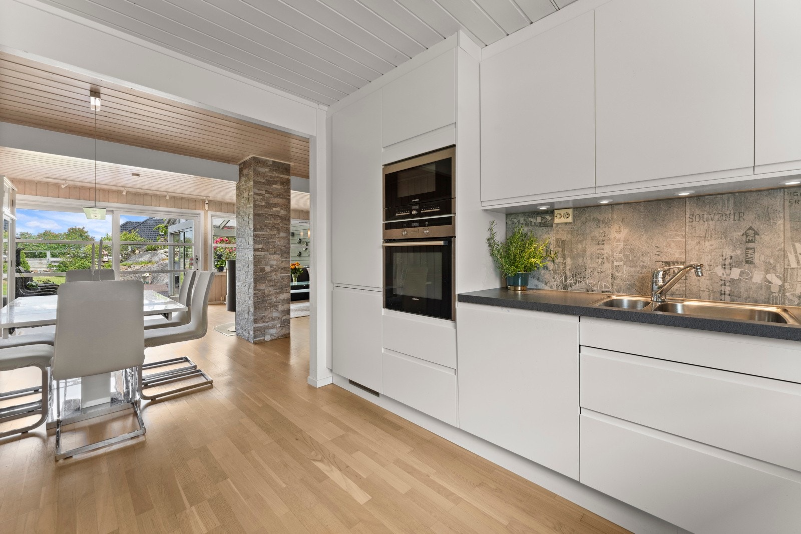 Kjøkkenet er utstyrt med integrerte hvitevarer som koketopp, komfyr, micro, oppvaskmaskin og kjøleskap med frysedel. Galleribilde