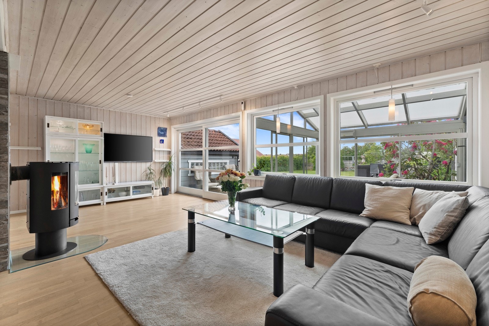 Stuen er lys og innbydende med gode møbleringsmuligheter. Galleribilde