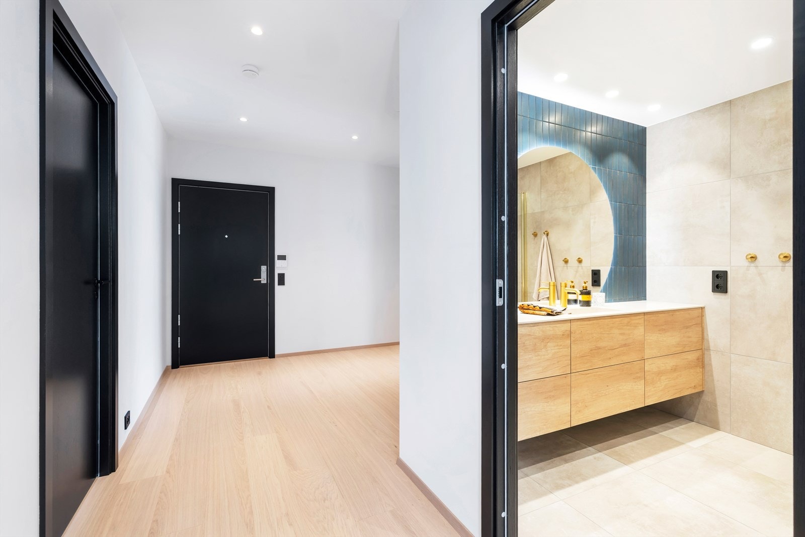 Fra gangen er det videre adkomst til leilighetens andre baderom. Galleribilde