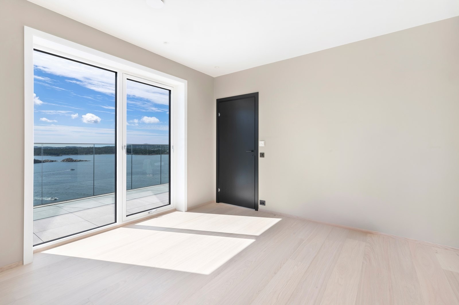 Det fjerde soverommet har inngang fra stue/ kjøkken. Dette rommet passer utmerket som tv-stue. Galleribilde