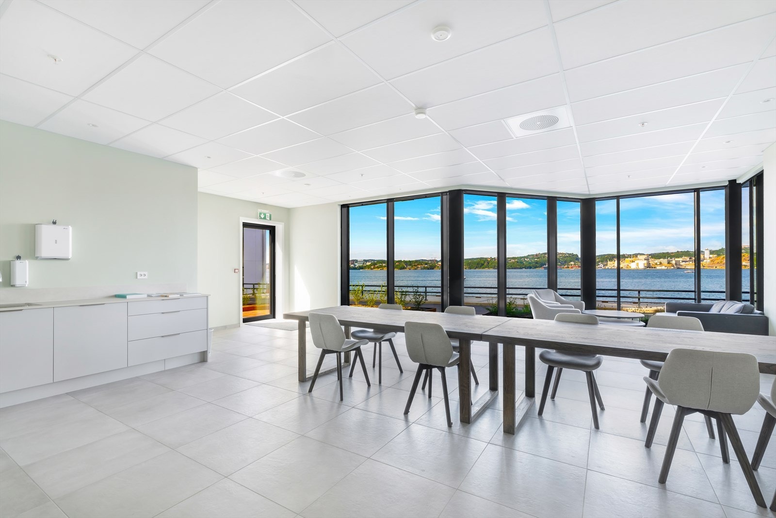 Det er to felleslokaler med tilhørende uteområder. Innredning og møblering av disse er sameiets ansvar. Styret fastsetter retningslinjer for bruk og vedlikehold av disse arealene. Galleribilde