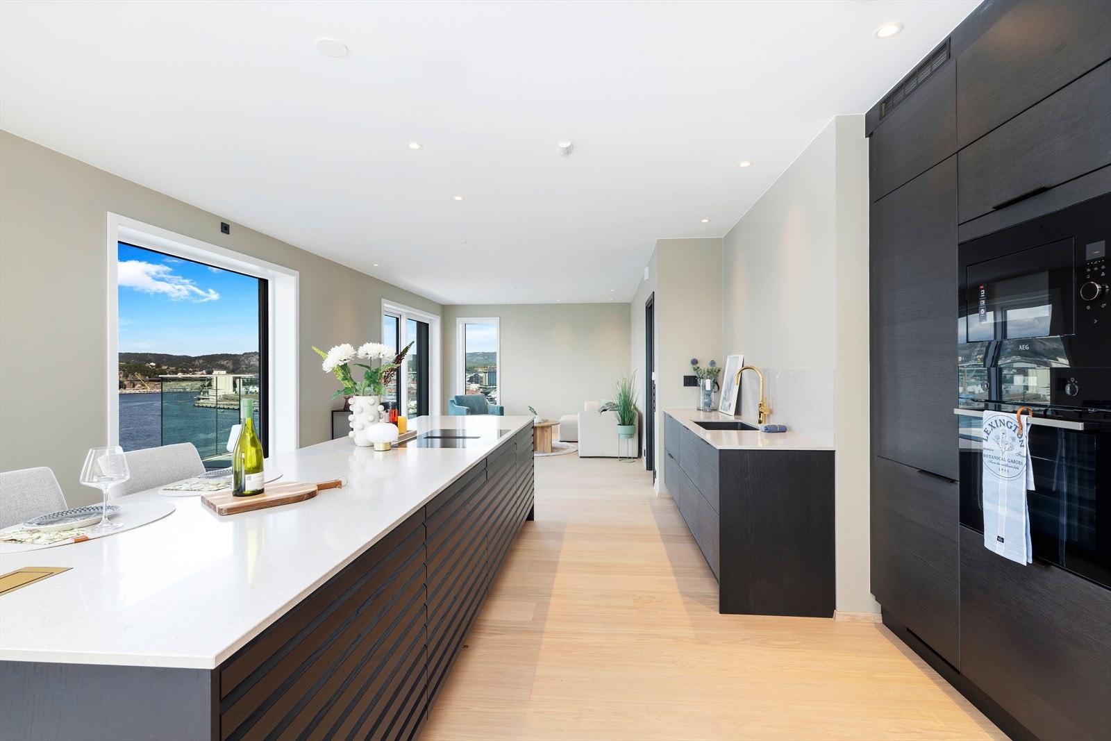 Fra stuen/ kjøkkenet er det utgang til to balkonger med sol fra morgen til kveld. Uteplassene byr på nydelige sol- og utsiktsforhold. Galleribilde